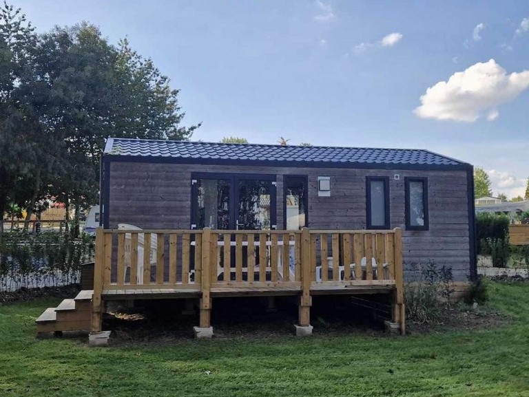 Le romantic vous porpose se jolie modèle en deux chambres avec une belle vue sur l'étang de pêche Mobil home locatif Bahia