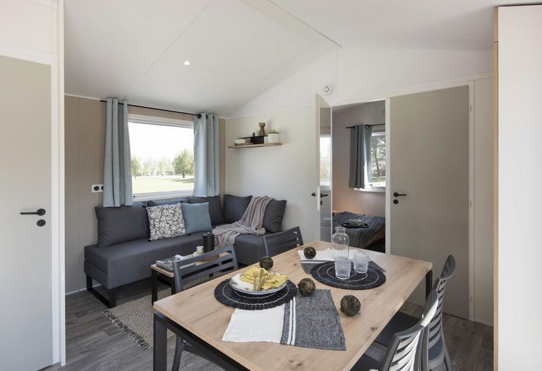 Le romantic vous porpose se jolie modèle en deux chambres avec une belle vue sur l'étang de pêche Mobil home locatif Bahia